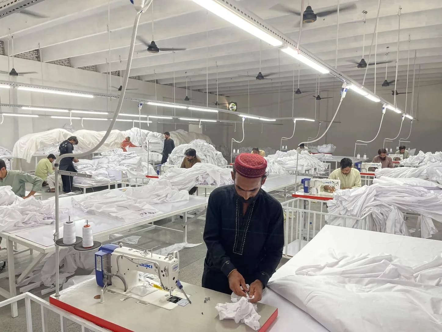 Fitted sheet manufacturer Pakistan production floor stitching hotel bed linen